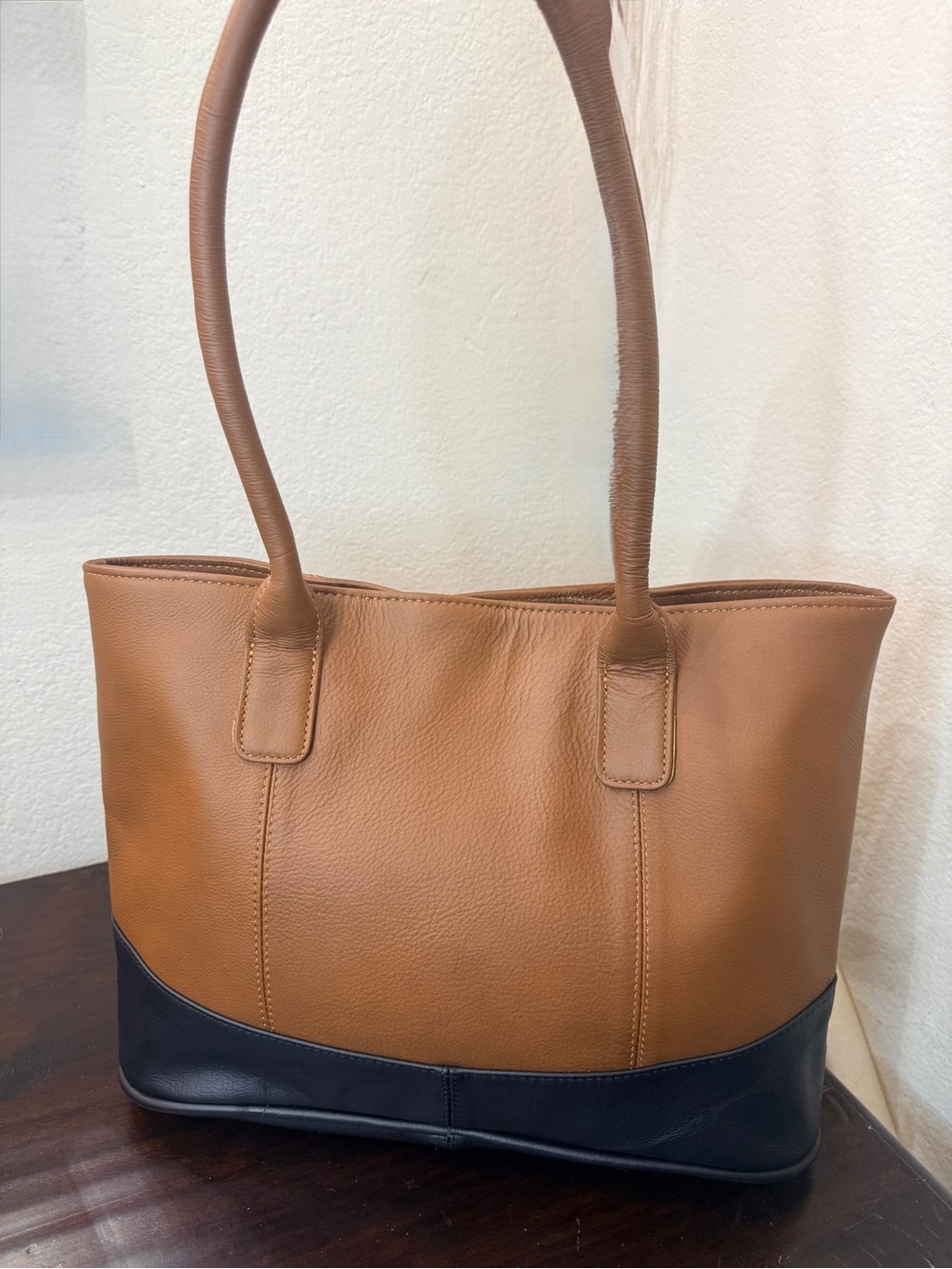 AmeriLeather two tone
Caramel & black buttery leather
tote 15.50 x 10.5 NWT - Picture 5 of 14